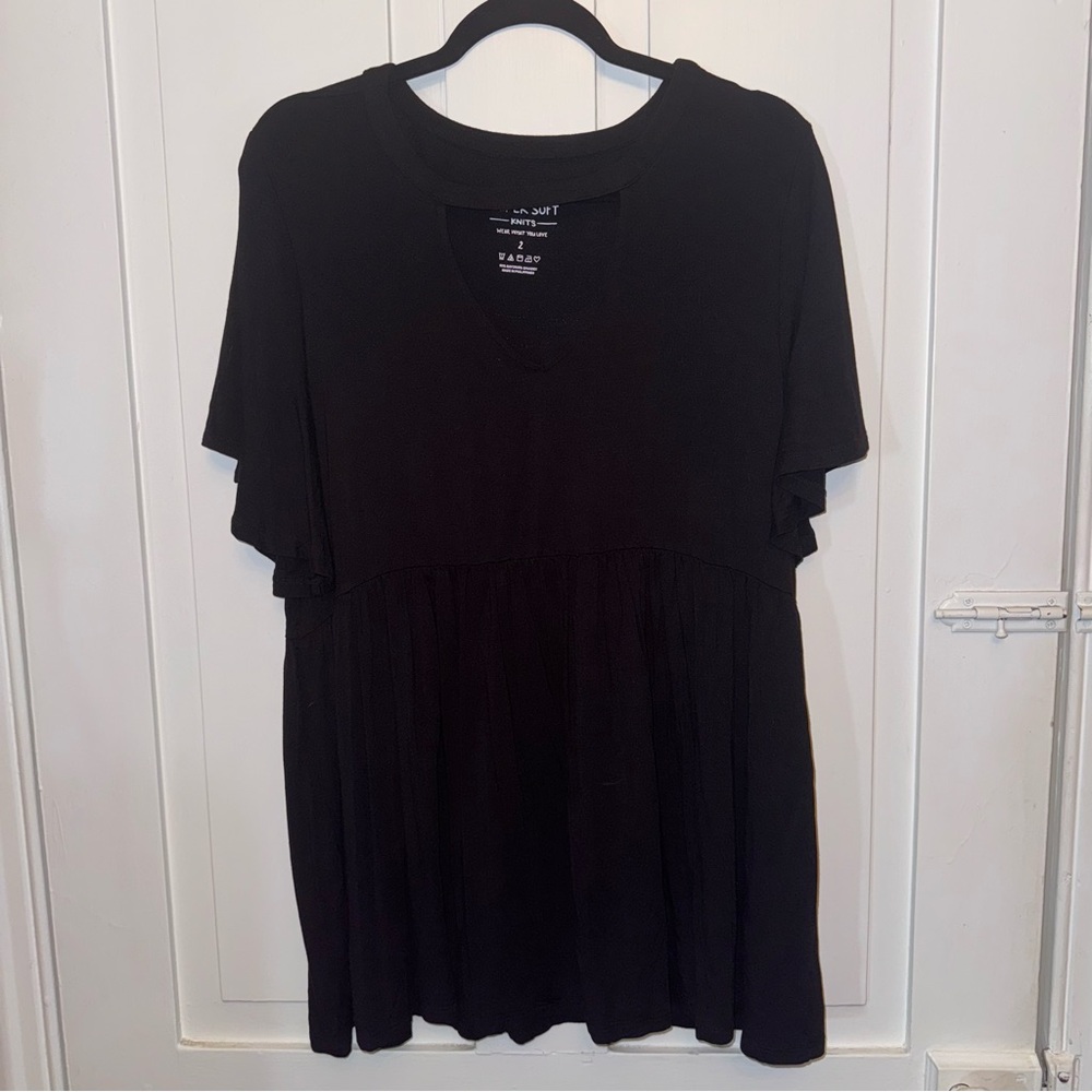 ✨torrid black super soft keyhole short sleeve top✨